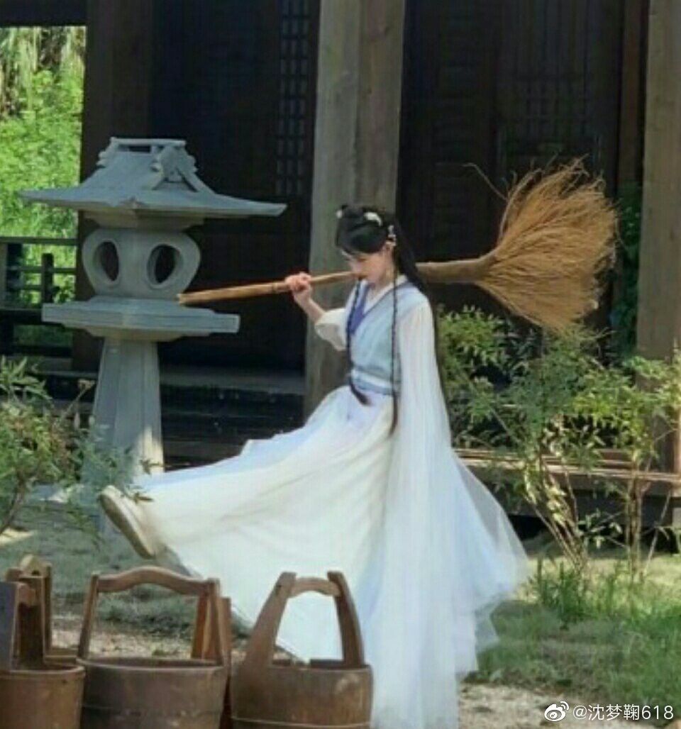 The Enchantment of Boot-Clad Legs and Horseface Skirts:A Fashionable Fusion