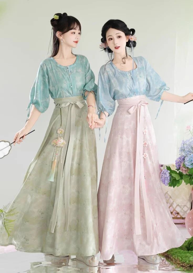 The Rise of Hanfu Fashion:The Story of a汉服妹妹s Passion