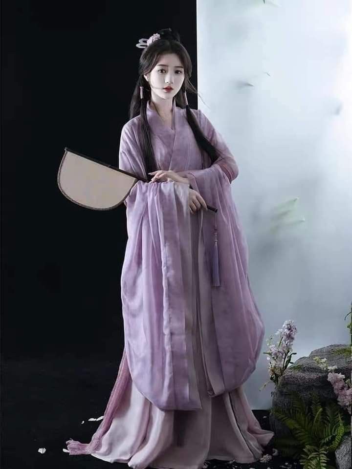Elegant Qiqiao Silk:The Art of Traditional Chinese Dress Elegant Qiqiao Silk:The Art of Traditional Chinese Dress