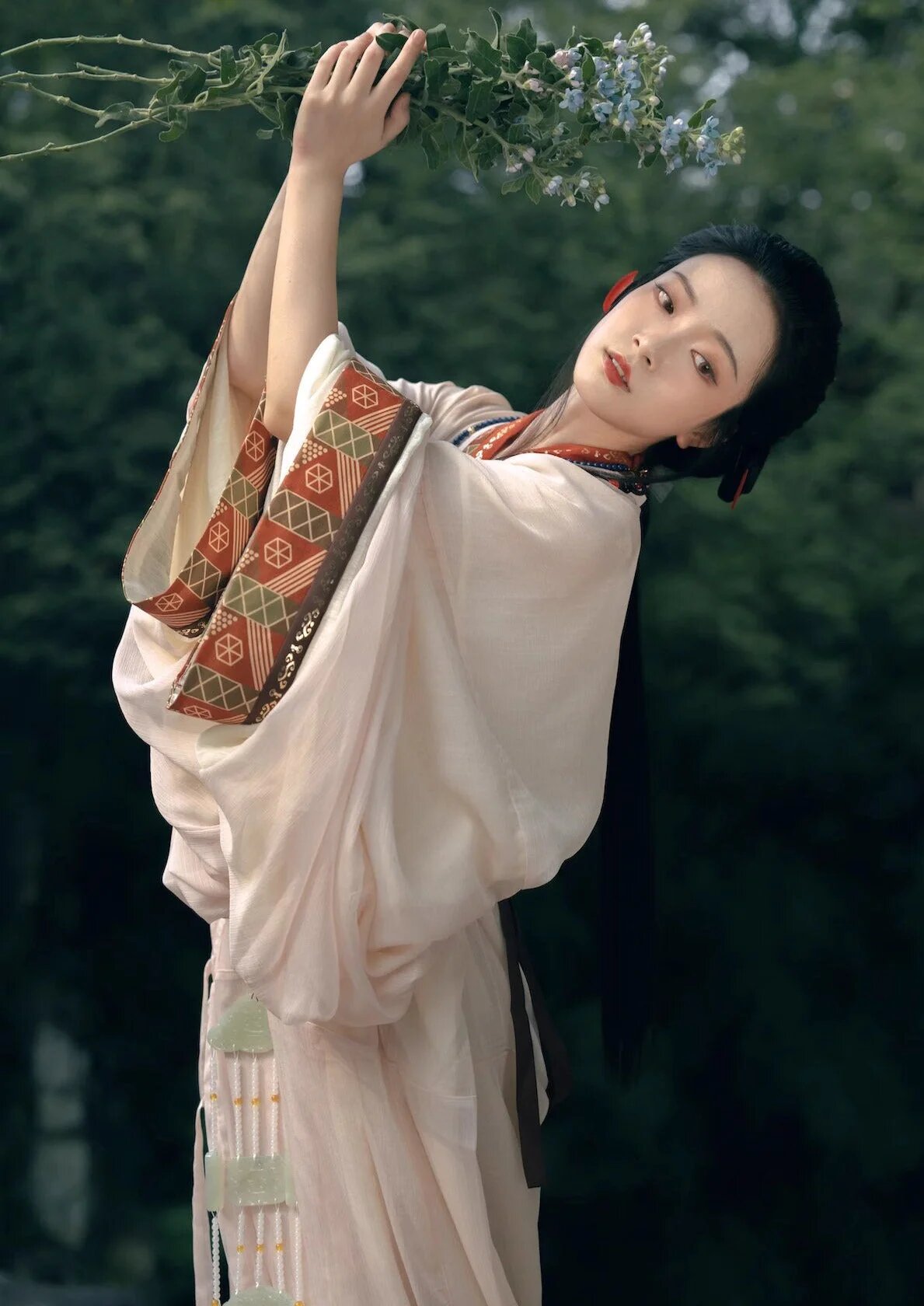 The Rise of Hanfu Fashion:Bai Qians Style and the Allure of Han Yun Xi