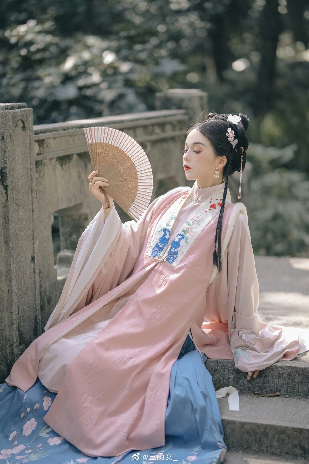 The Splendor of Hanfu:A Girls Journey into the World of Wei-Jin Style Traditional Chinese Dress The Splendor of Hanfu:A Girls Journey into the World of Wei-Jin Style Traditional Chinese Dress