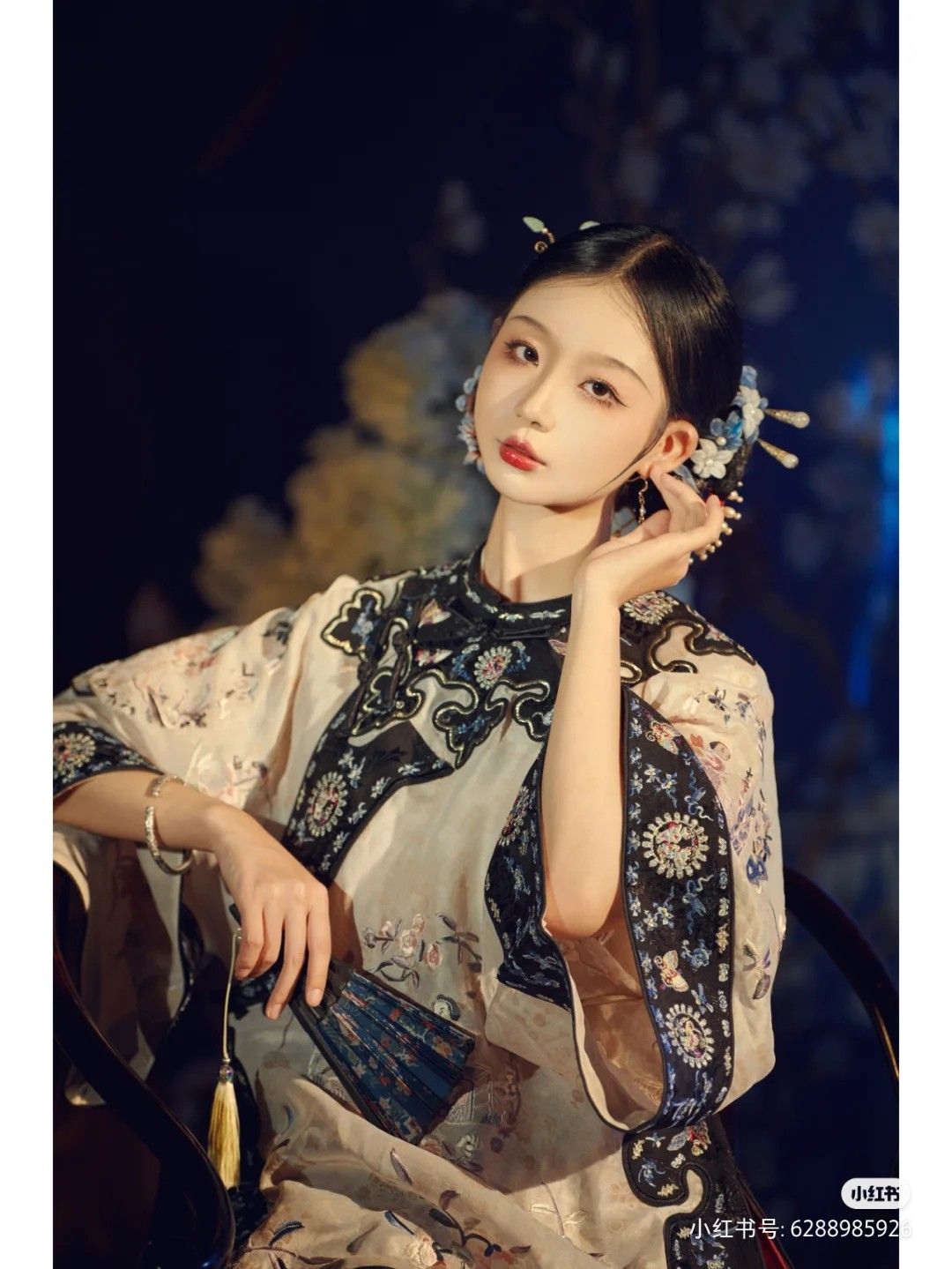 The Story of a 60-Year-Old Woman in a Silk Mulberry Silk Cheongsam The Story of a 60-Year-Old Woman in a Silk Mulberry Silk Cheongsam