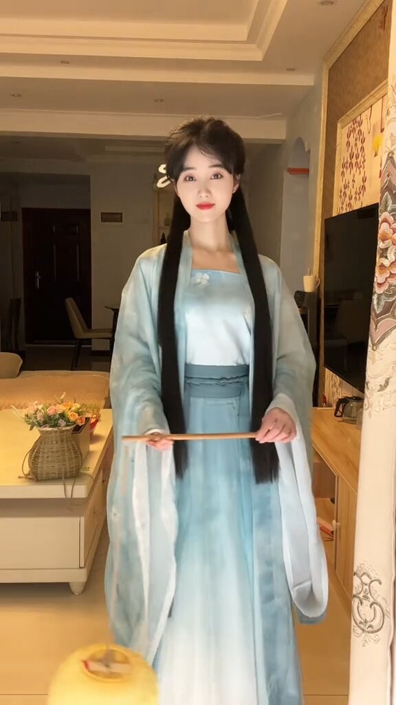 Ethereal Cheongsam:The Enchantment of Bone-Erosion and Ice Silk Ethereal Cheongsam:The Enchantment of Bone-Erosion and Ice Silk