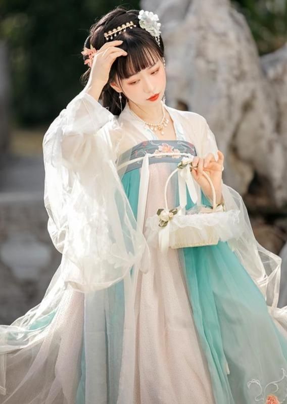 The Qipao-Wearing Girl Child in the Republic of China Era The Qipao-Wearing Girl Child in the Republic of China Era