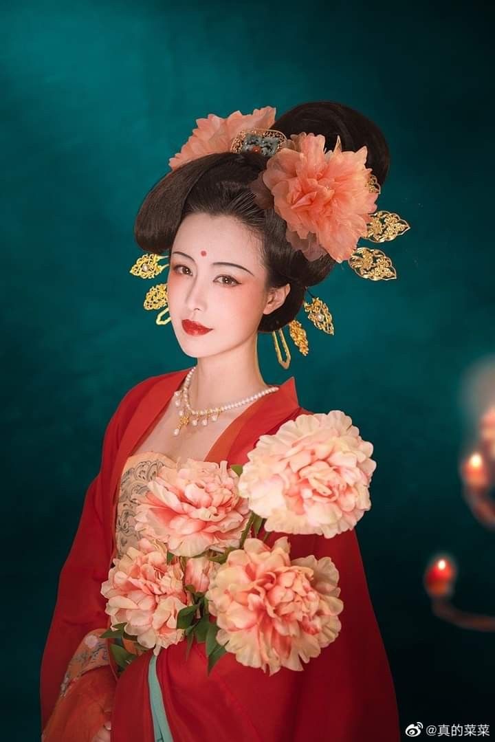 Mini-Sized Cheongsam with a Cape:A Guide to Styling and Fashion Trends