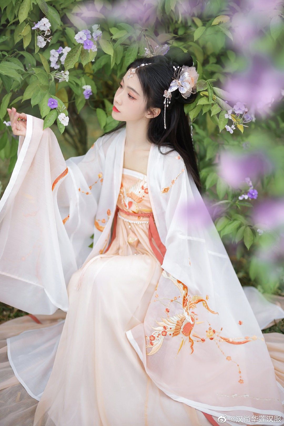 Traditional Charm of Hanfu Shoes for Women:The Allure of Flat-Bottomed Styles Traditional Charm of Hanfu Shoes for Women:The Allure of Flat-Bottomed Styles