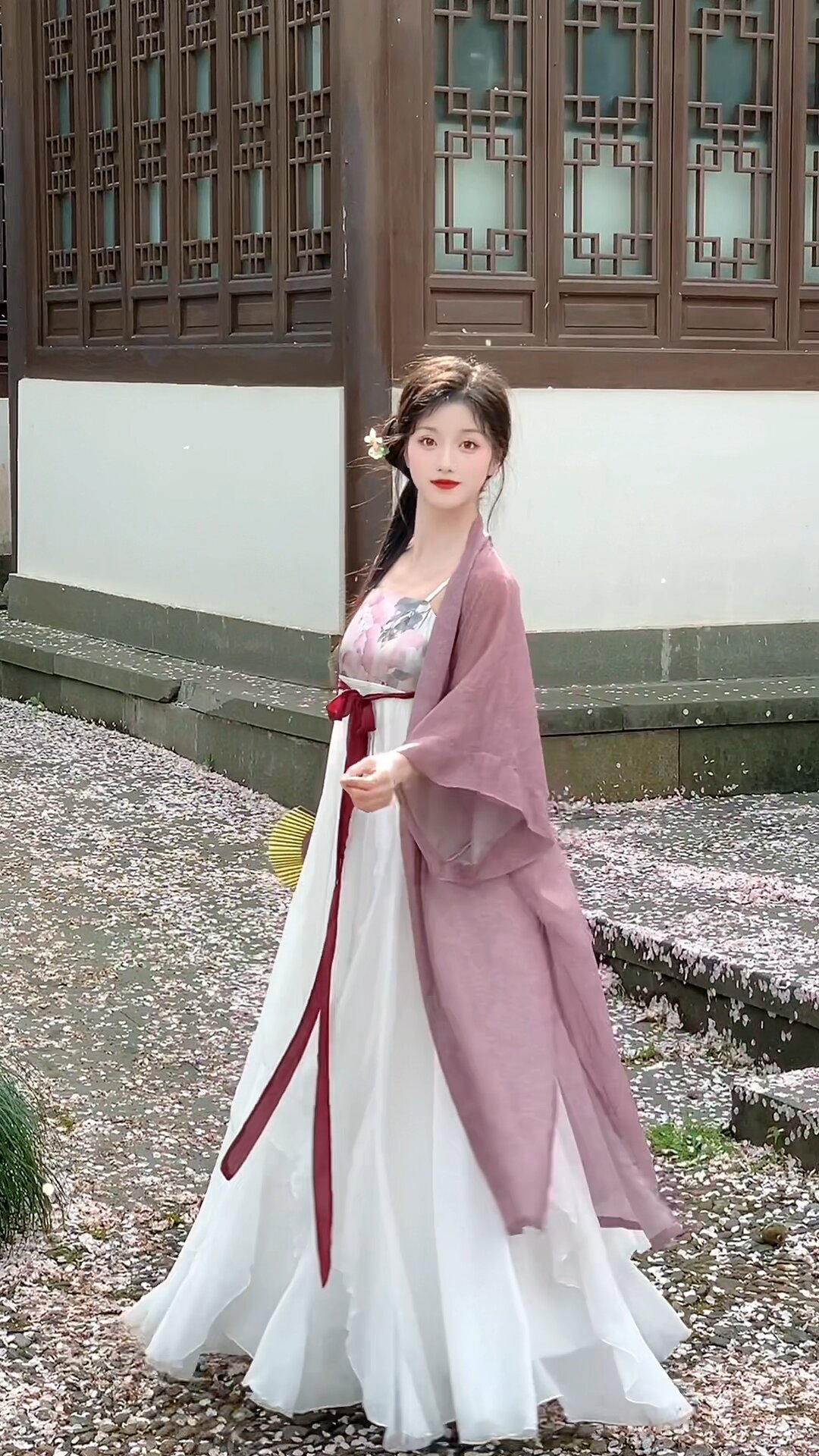 A White Long-sleeved Top with a Horseface Skirt