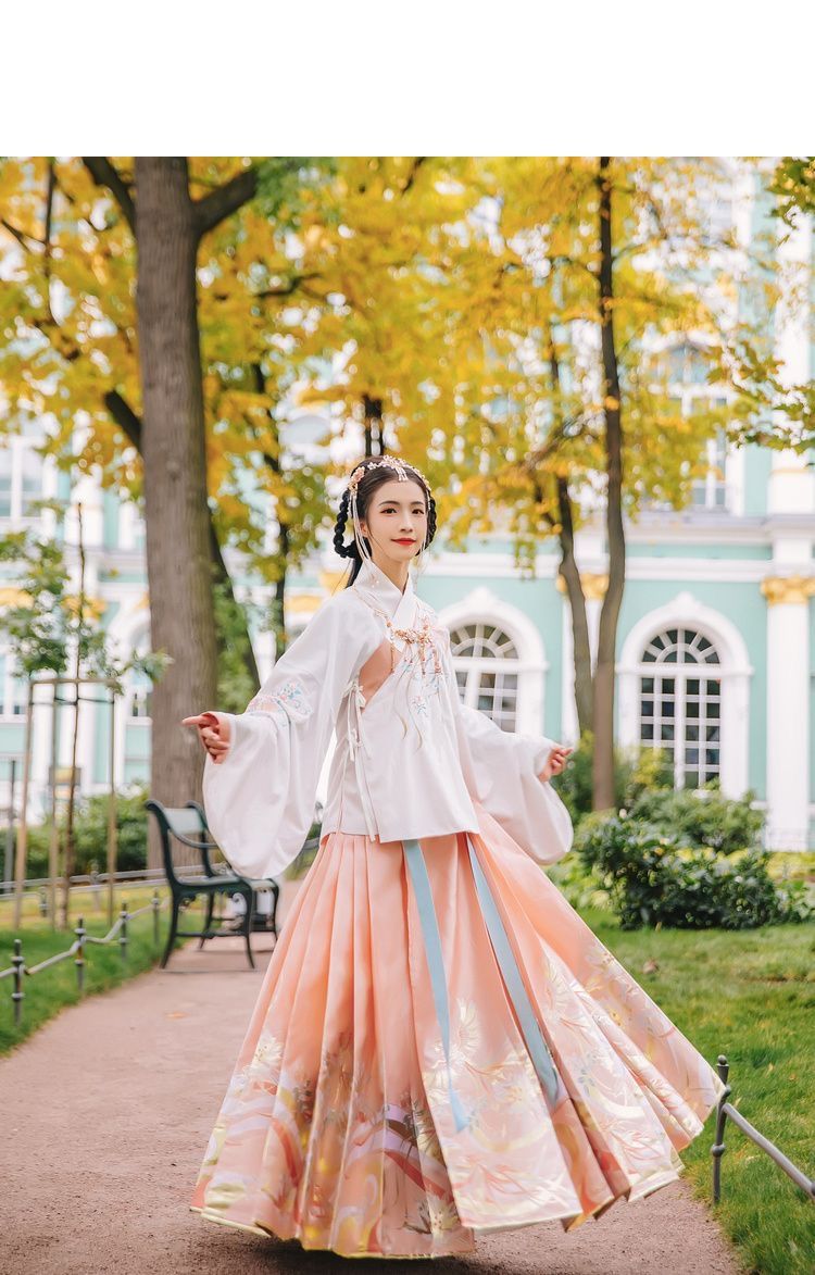 The Splendor of Peony Bloom and the Splendor of Hanfu:The Story of a Cultural Union The Splendor of Peony Bloom and the Splendor of Hanfu:The Story of a Cultural Union