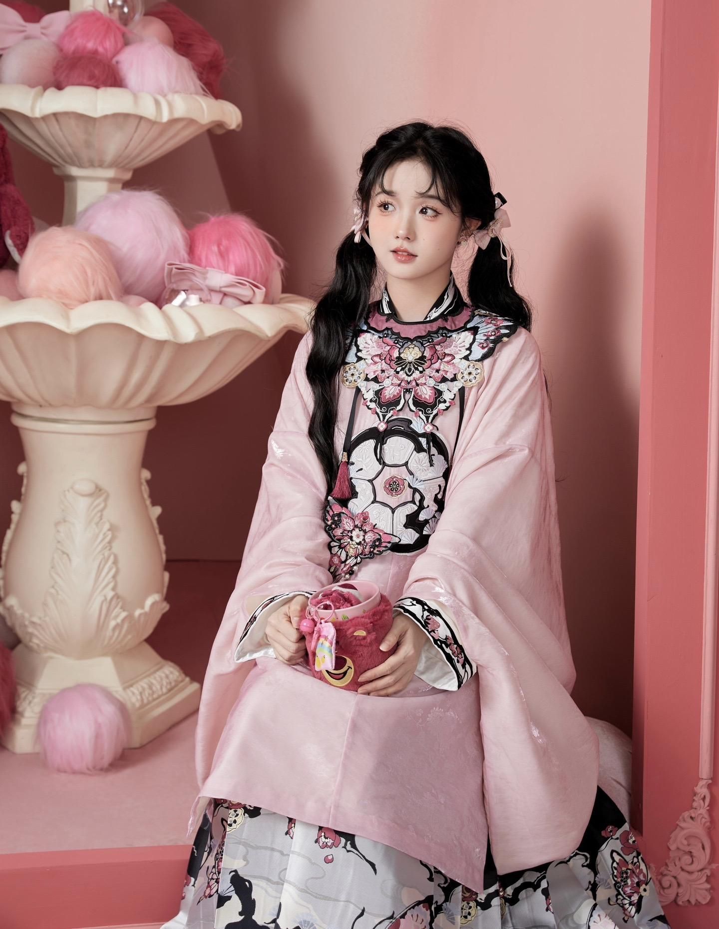 Autumn Attire:The Enchantment of Hanfu Costumes for Little Girls Autumn Attire:The Enchantment of Hanfu Costumes for Little Girls
