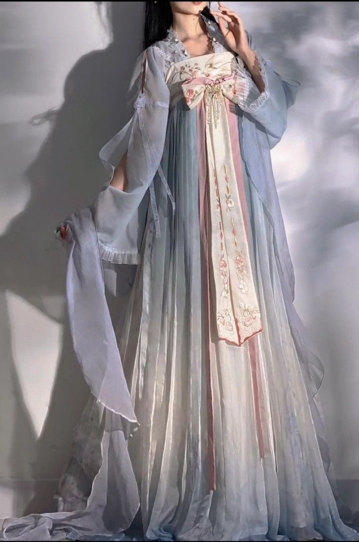 The Revival of Cheongsam:Students Embracing the Hourglass Silhouette
