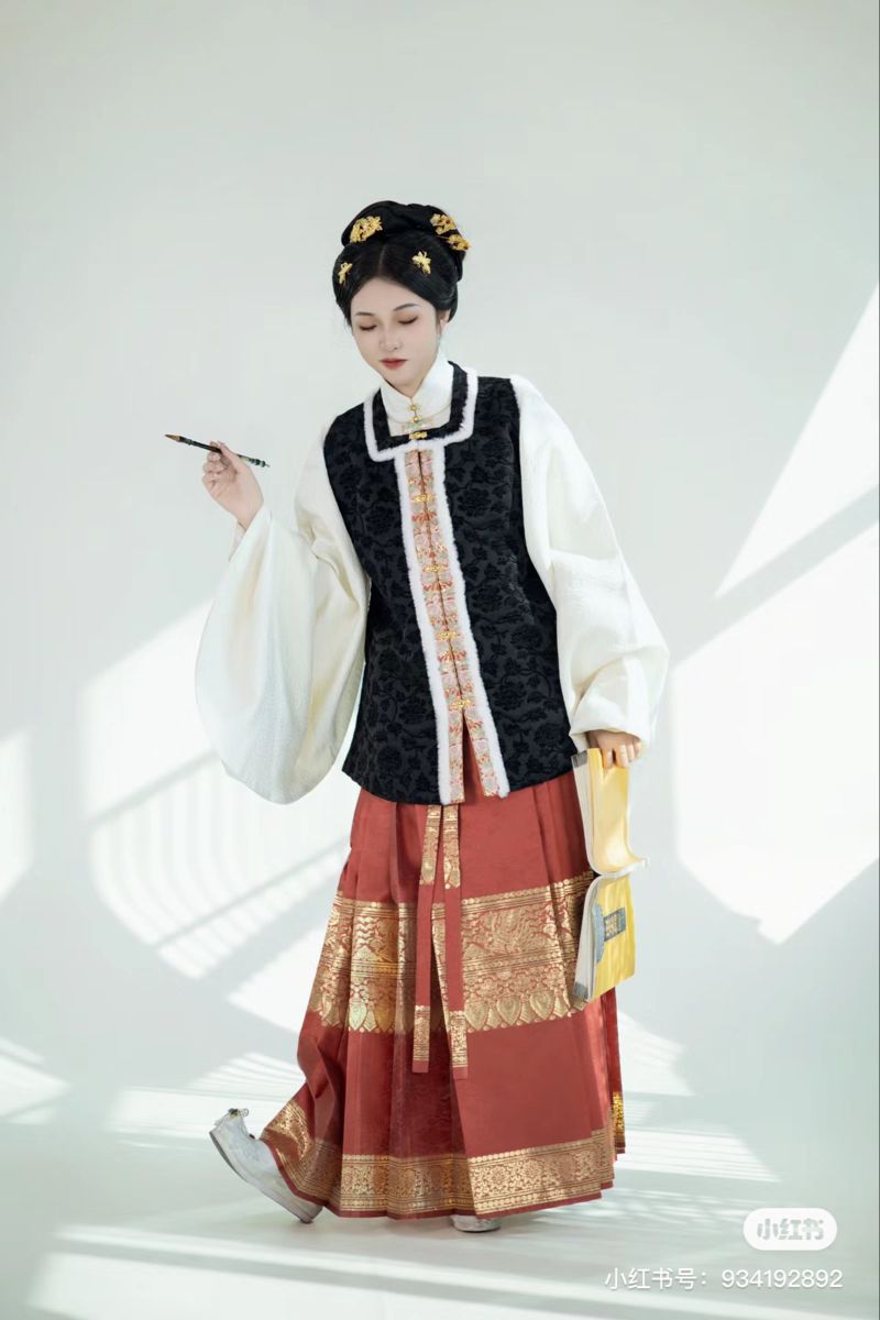 Fringes and吊穗:The Evolution of Qipao Fashion with a Traditional Twist