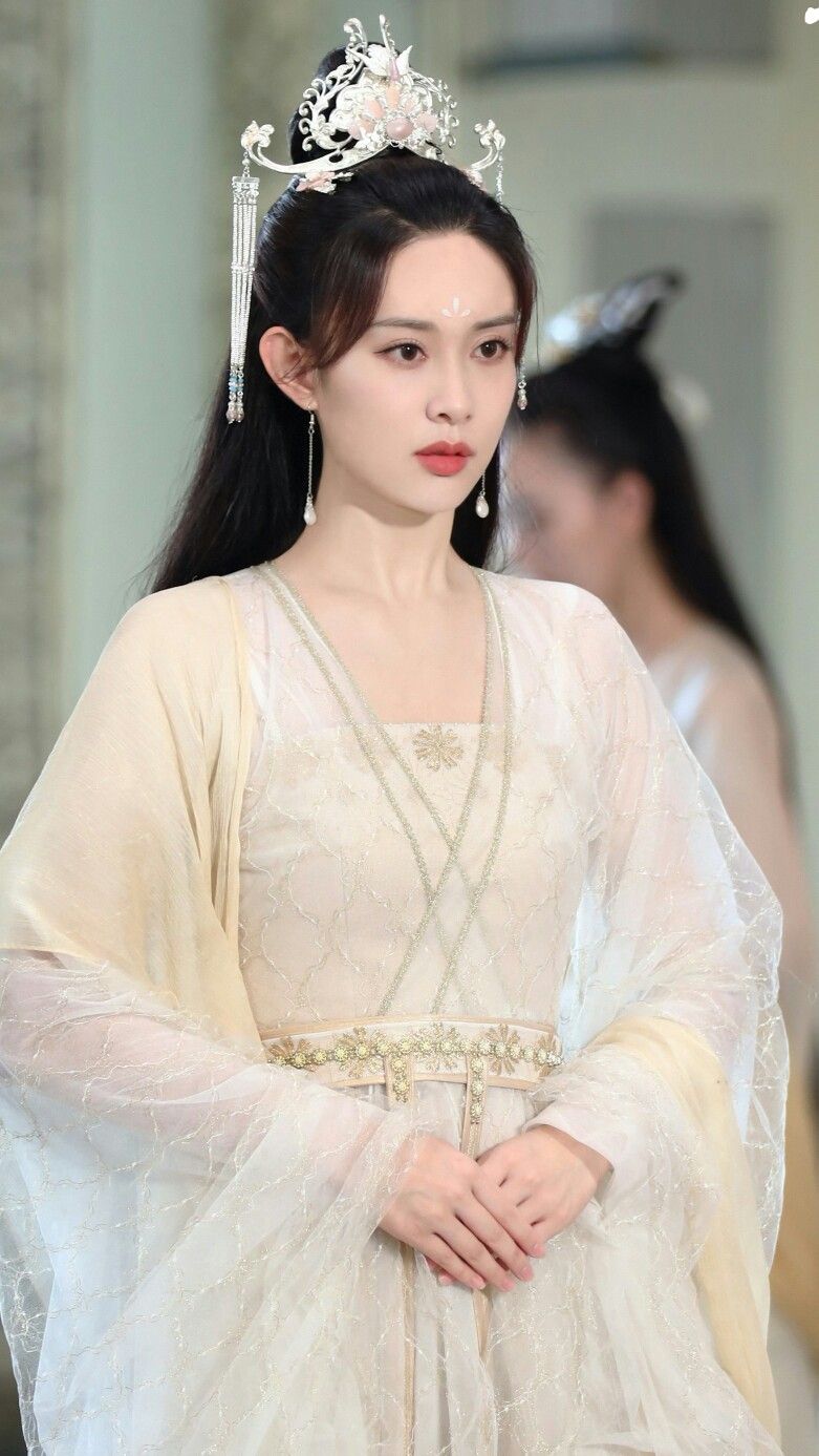 Charming Short-Statured Women in Traditional Chinese Cheongsam:The Mid-Length Qipao Style Charming Short-Statured Women in Traditional Chinese Cheongsam:The Mid-Length Qipao Style
