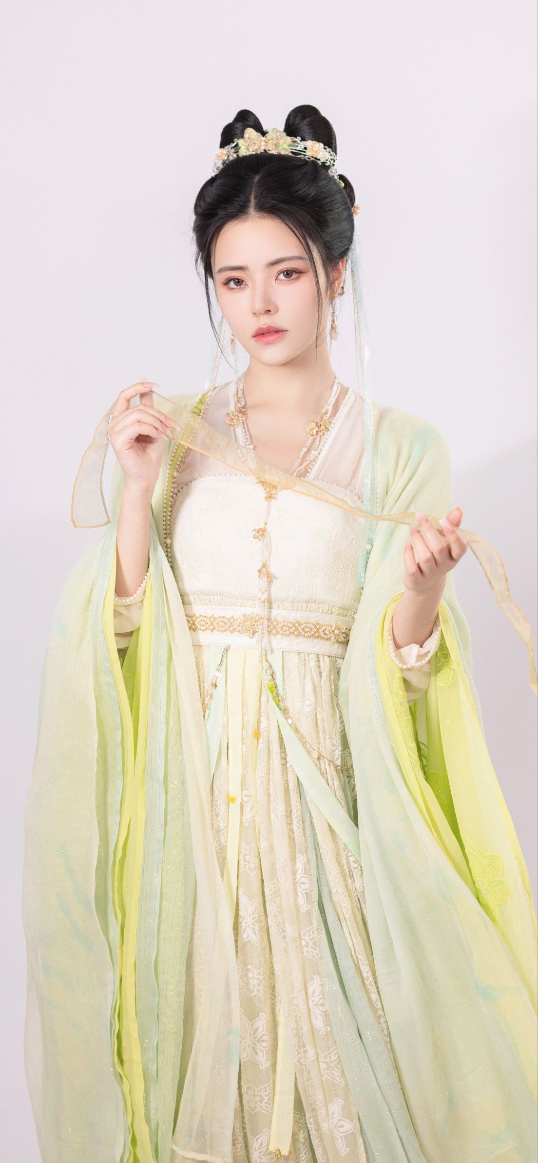 The Allure of Kong Xueers Qipao:A Closer Look into the Traditional Beauty