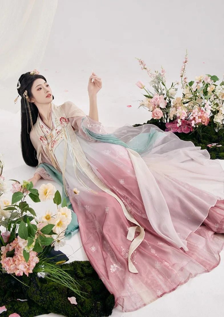 Moon Festival and Traditional Hanfu Costumes:A Blend of Heritage and Celebration