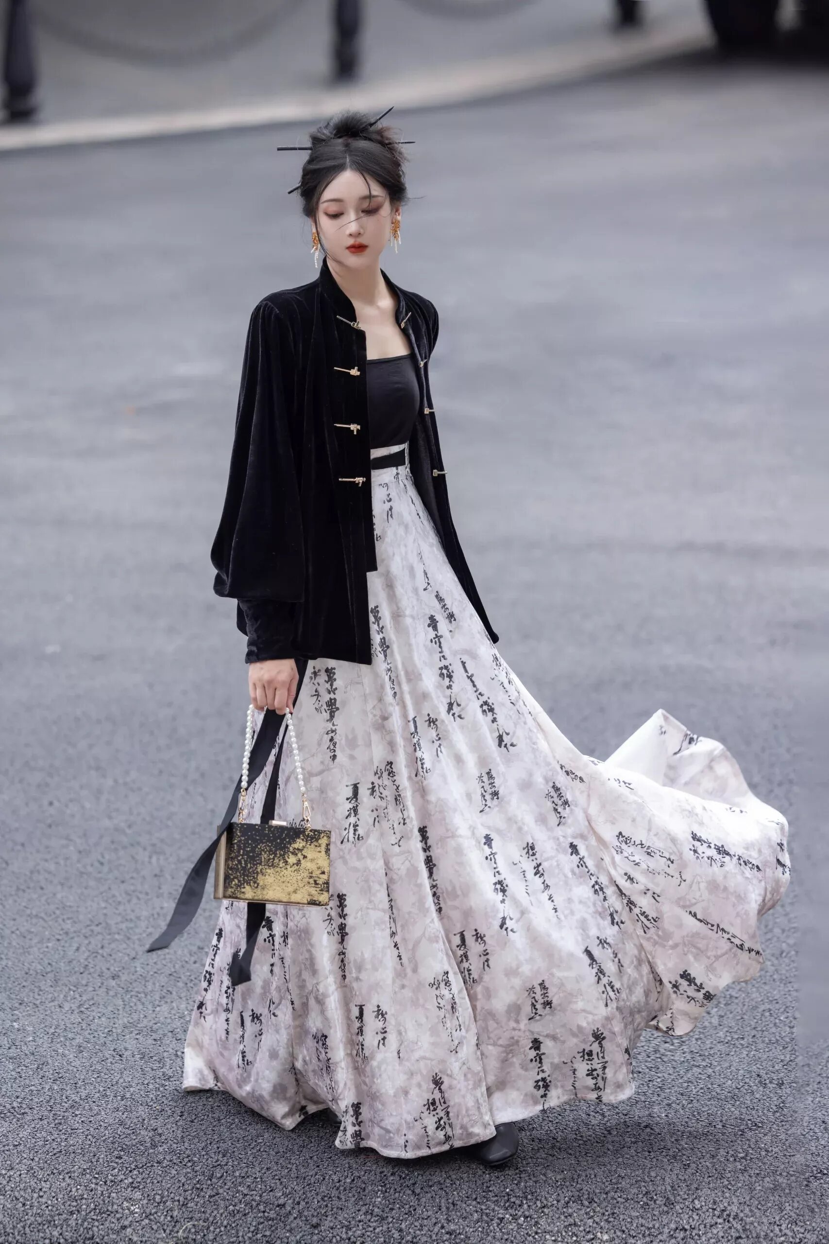 The Rise of Traditional Chinese Elegance in Middle School:Girl Students Embracing Hanfu Fashion The Rise of Traditional Chinese Elegance in Middle School:Girl Students Embracing Hanfu Fashion