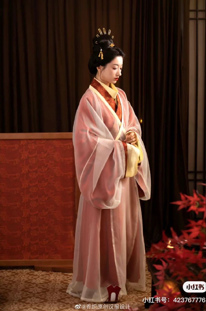 Ear-Cuffed Beauty without Pierced Ears:The Fusion of Traditional Cheongsam and Modern Elegance Ear-Cuffed Beauty without Pierced Ears:The Fusion of Traditional Cheongsam and Modern Elegance