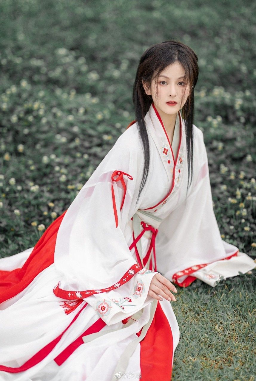 Reimagining the Cheongsam for Autumn:Embracing Modernity and Retaining Tradition