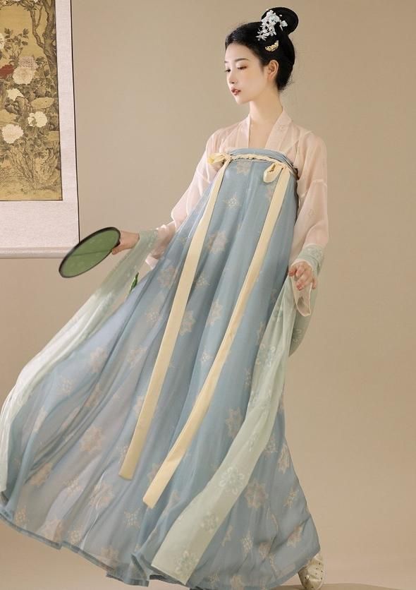 The Red and White Cheongsam:A Blend of Tradition and Modernity