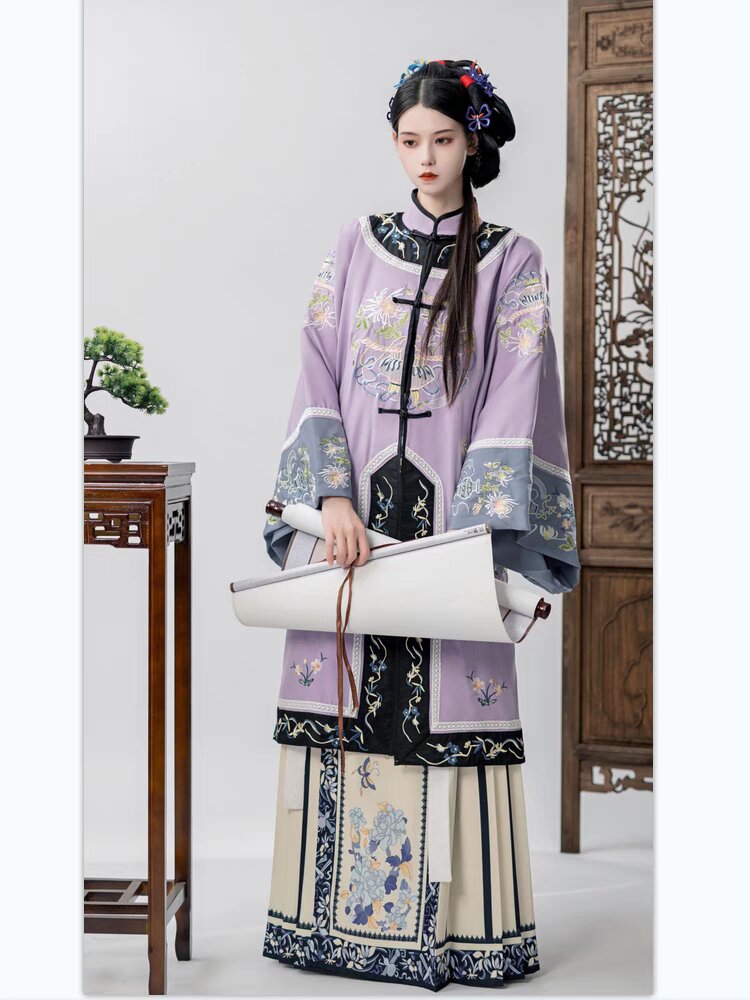 Elegant Women in Purple Cheongsam:A Symbol of Grace and Power Elegant Women in Purple Cheongsam:A Symbol of Grace and Power