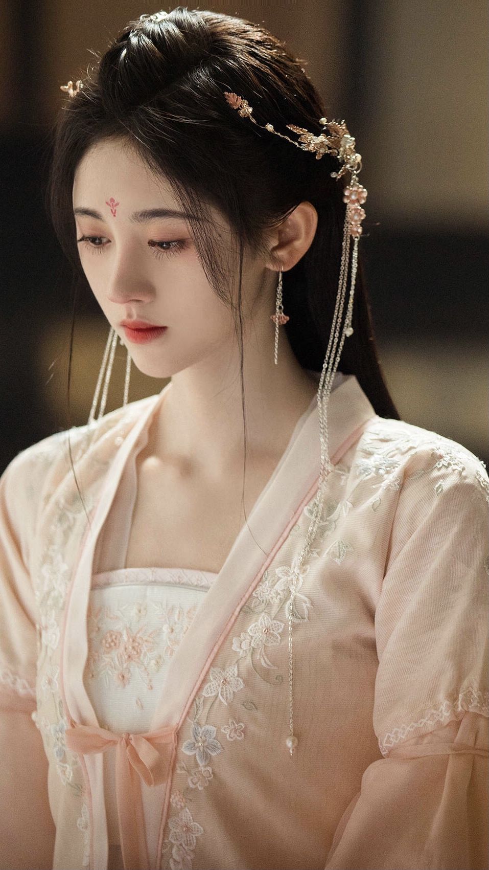 The Cheongsam:A Citys Ethereal Emblem of Cultural Continuity The Cheongsam:A Citys Ethereal Emblem of Cultural Continuity