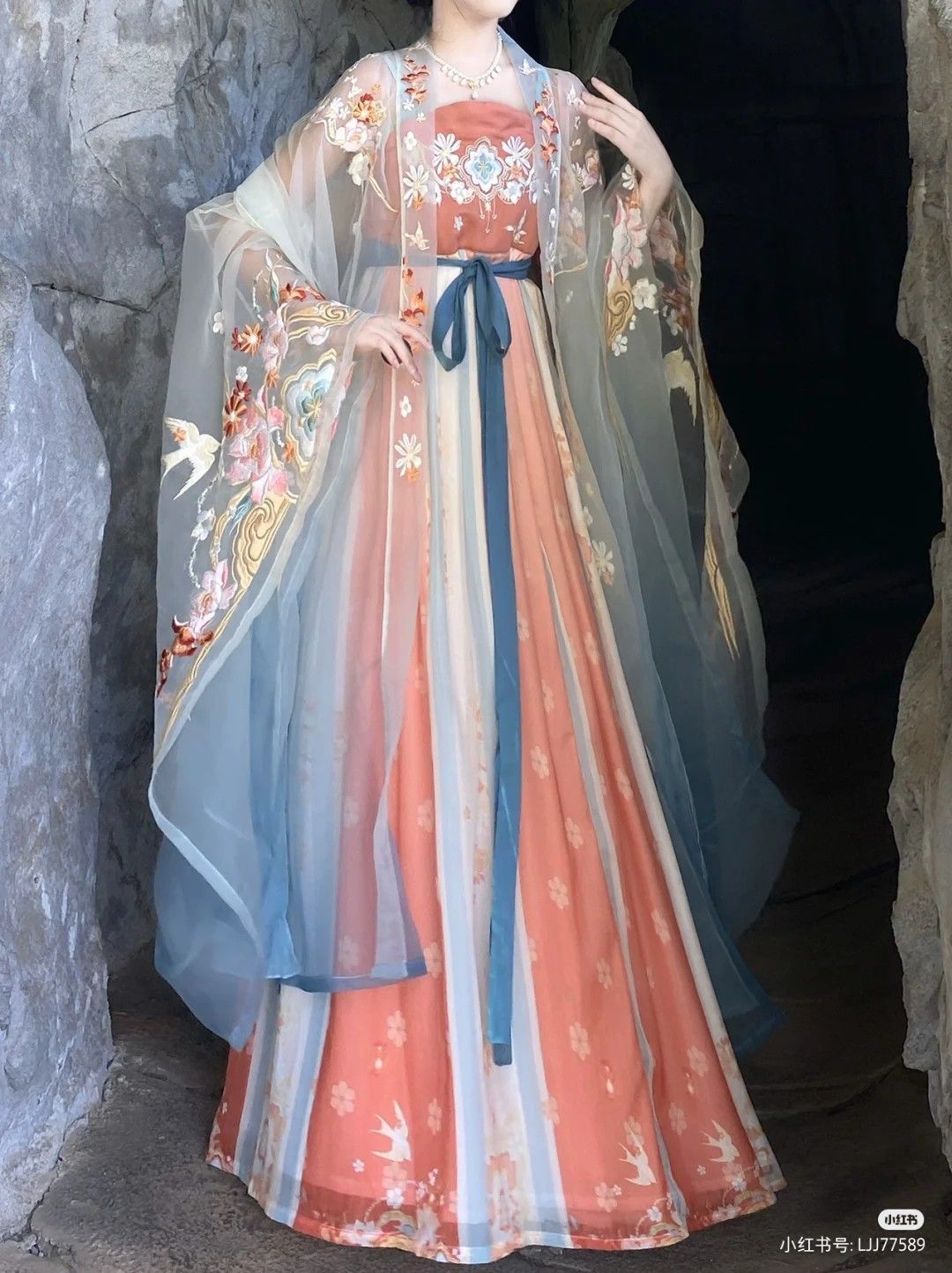 Summer Chic in Cheongsam:The Art of Snow Silk Elegance Summer Chic in Cheongsam:The Art of Snow Silk Elegance
