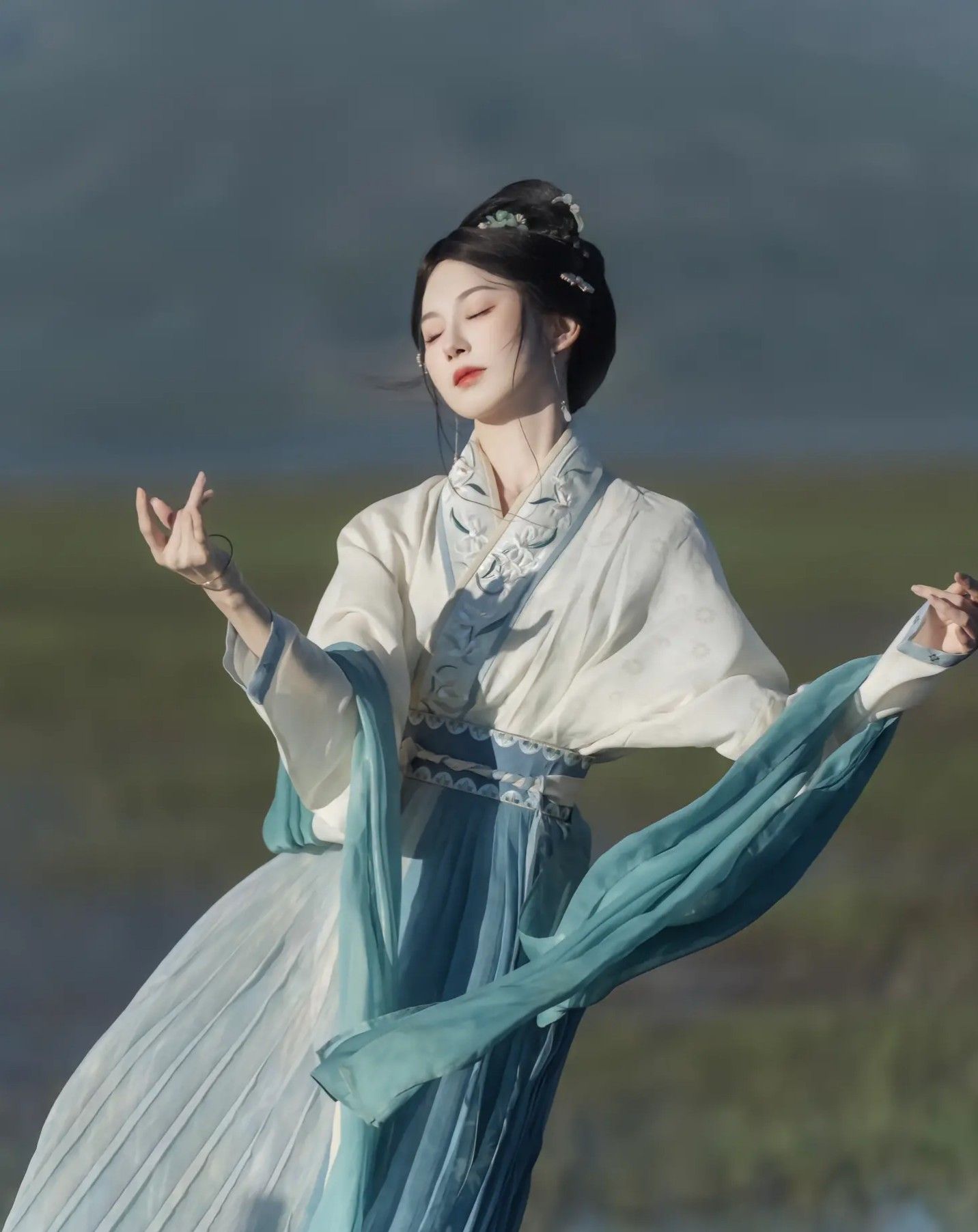 Children in Ancient Hanfu Fashion:A Summer Look into Traditional Chinese Clothing Children in Ancient Hanfu Fashion:A Summer Look into Traditional Chinese Clothing