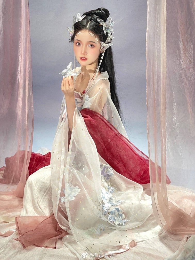 Embracing Modernity in Traditional Qipao:The Girls Child Version Evolution