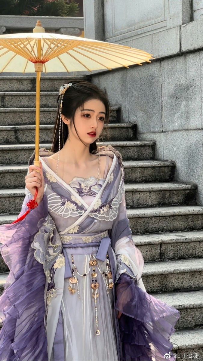 Children in Hanfu and High Heels:Exploring the Fusion of Traditional and Modern Fashion Children in Hanfu and High Heels:Exploring the Fusion of Traditional and Modern Fashion
