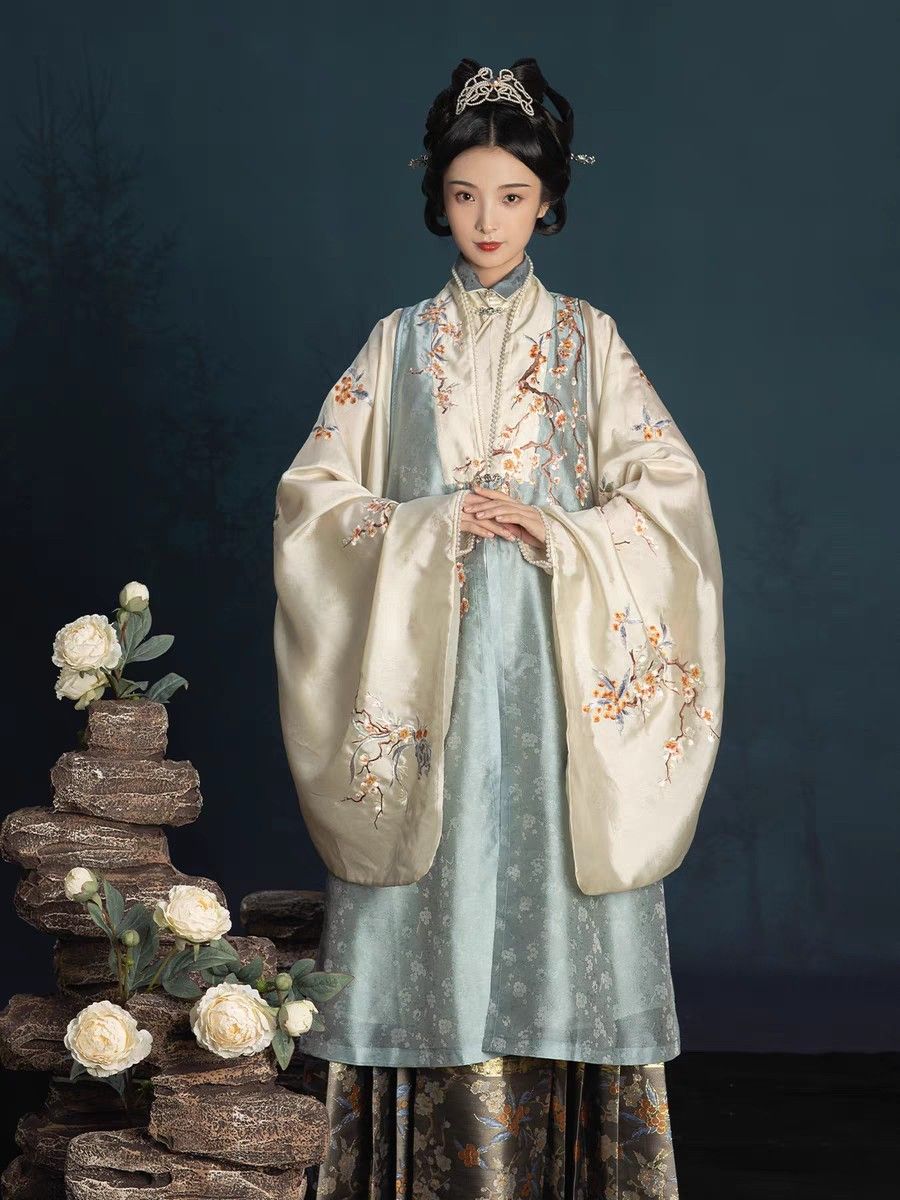 Low-Cut Cheongsam for Autumn Winter:Fashion Trends and Styling Tips Low-Cut Cheongsam for Autumn Winter:Fashion Trends and Styling Tips
