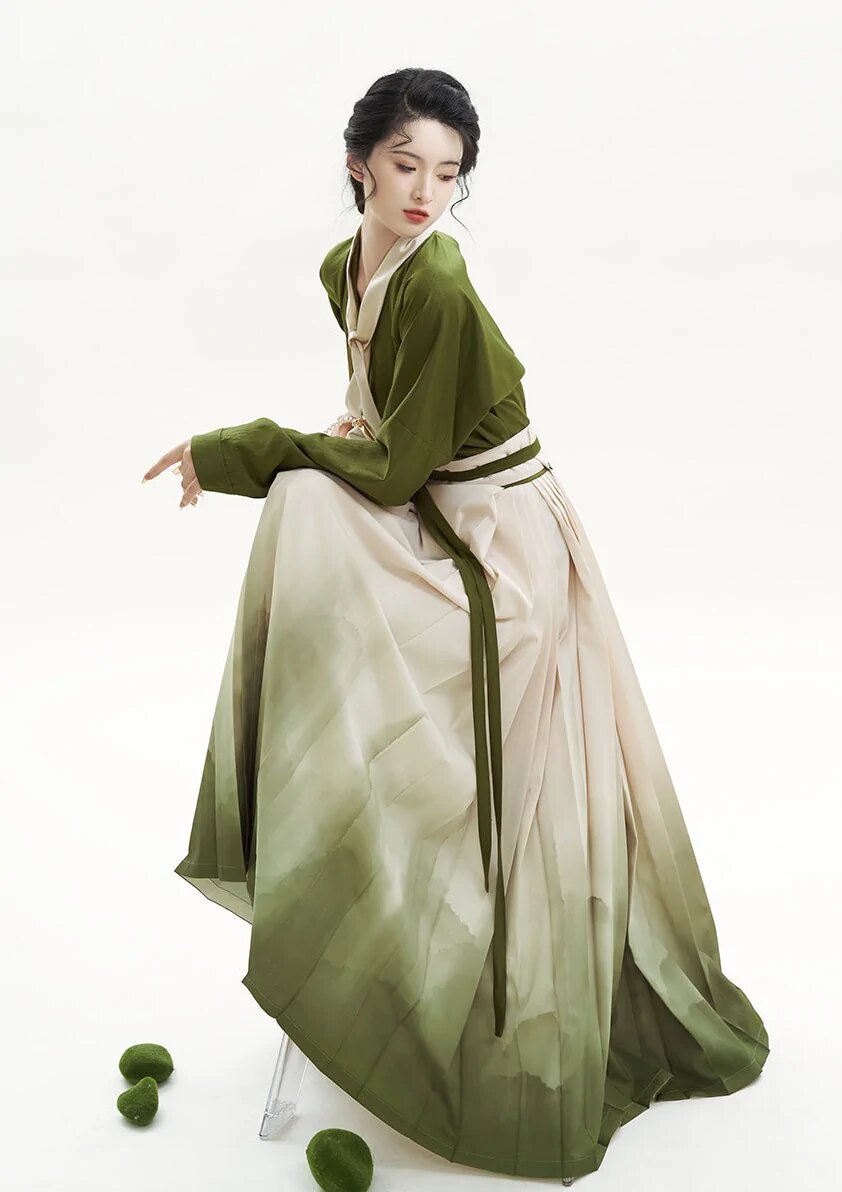 Embracing the Traditional Elegance of Cheongsam:Styling and Embodying a Girl Childs Growth