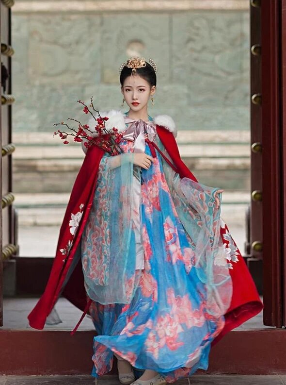 Redesigning Cheongsam for the Petite Woman:Embracing the Elegance of Traditional Charm