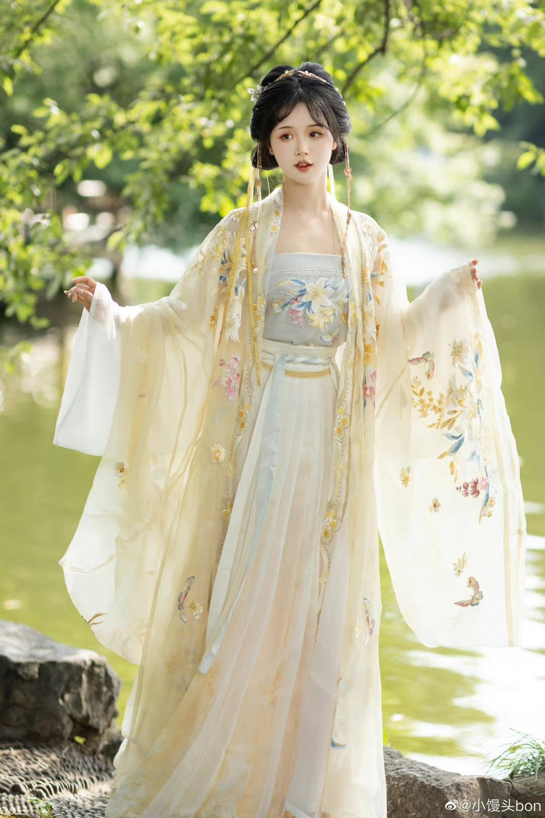 Elegant Qipao:The Subtle Charm of Summers Traditional Beauty Elegant Qipao:The Subtle Charm of Summers Traditional Beauty