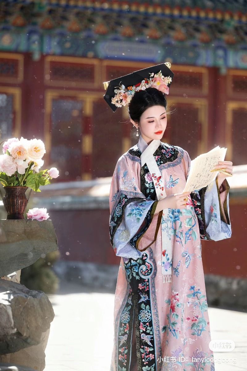 The Allure of Traditional Chinese Cheongsam and High Heels in the Republic Era