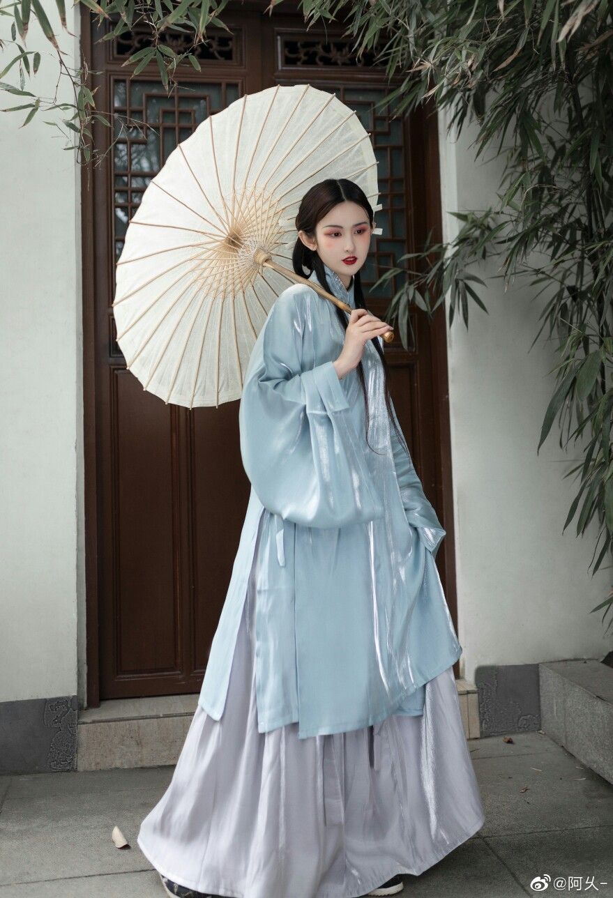 The Integration of Traditional Hanfu Hairstyles into Modern Fashion