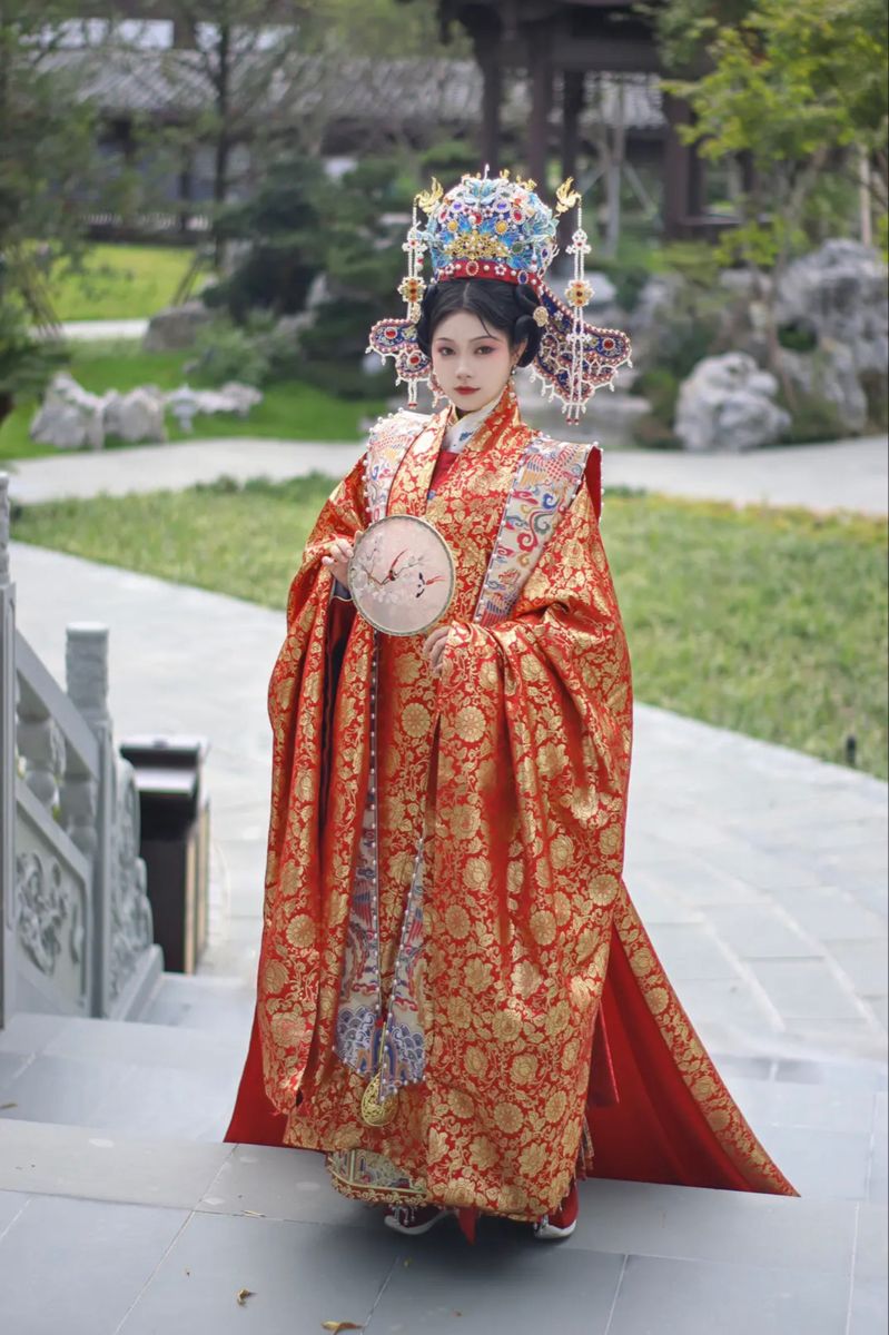 Summer Fashion Show:The Elegance of Cheongsam Women in Walk Show Summer Fashion Show:The Elegance of Cheongsam Women in Walk Show