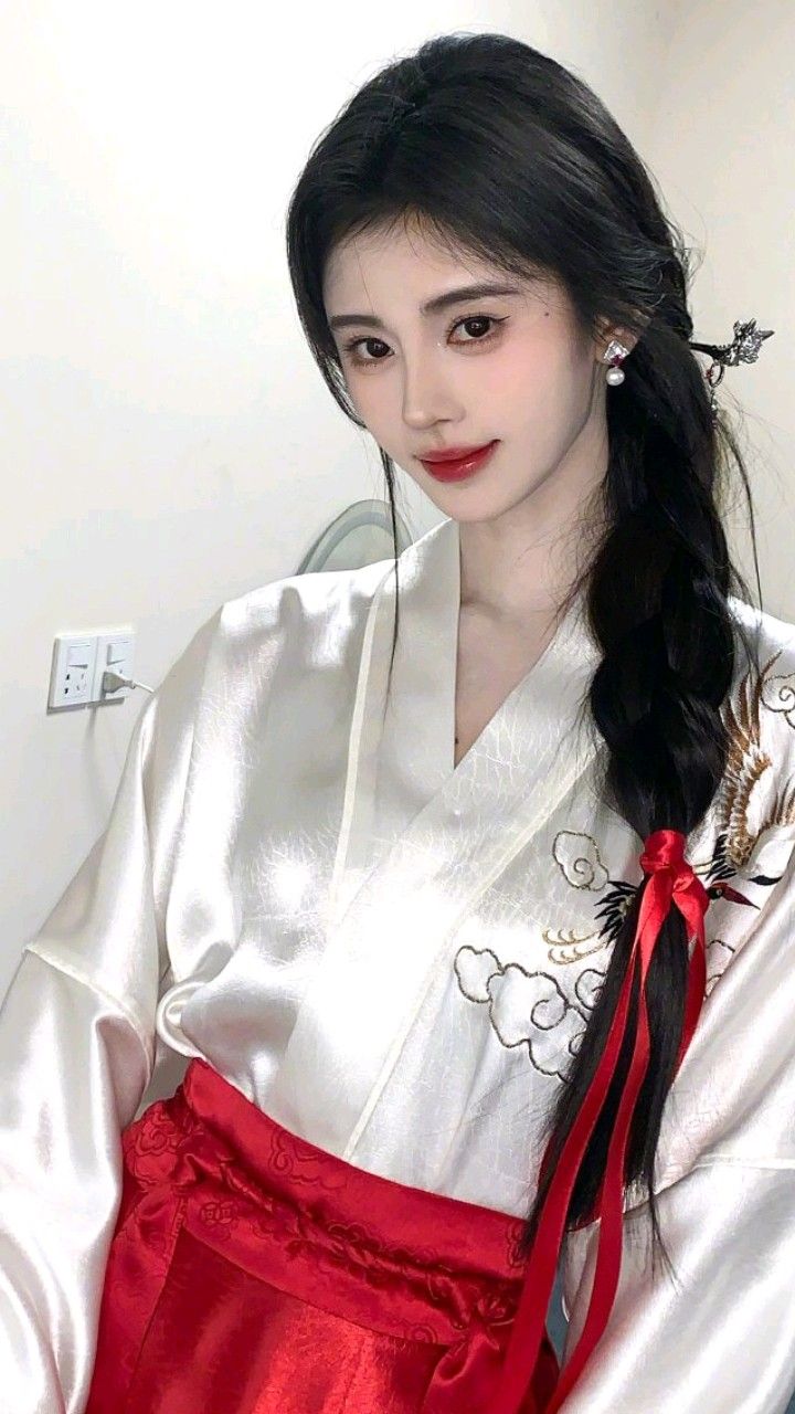The Allure of Traditional Hanfu Hair Accessories:Tassel Side Combs