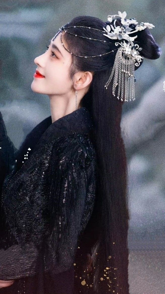 Herbs and Patterns in Traditional Hanfu:An Insight into Chinese Cultural Clothing