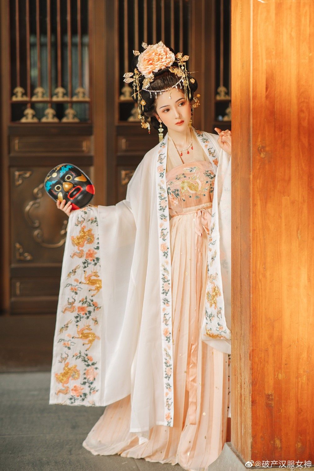 Reinventing Traditional Hanfu:Modernizing the Classic Suit with a Skirt