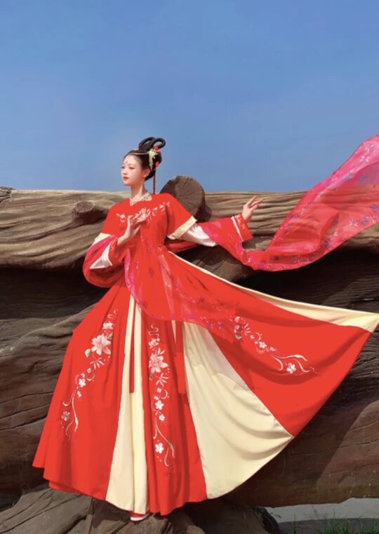 The Splendor of Hanfu Hair Accessories:The Crown of Splashes and the Splendid Phoenix Robe The Splendor of Hanfu Hair Accessories:The Crown of Splashes and the Splendid Phoenix Robe