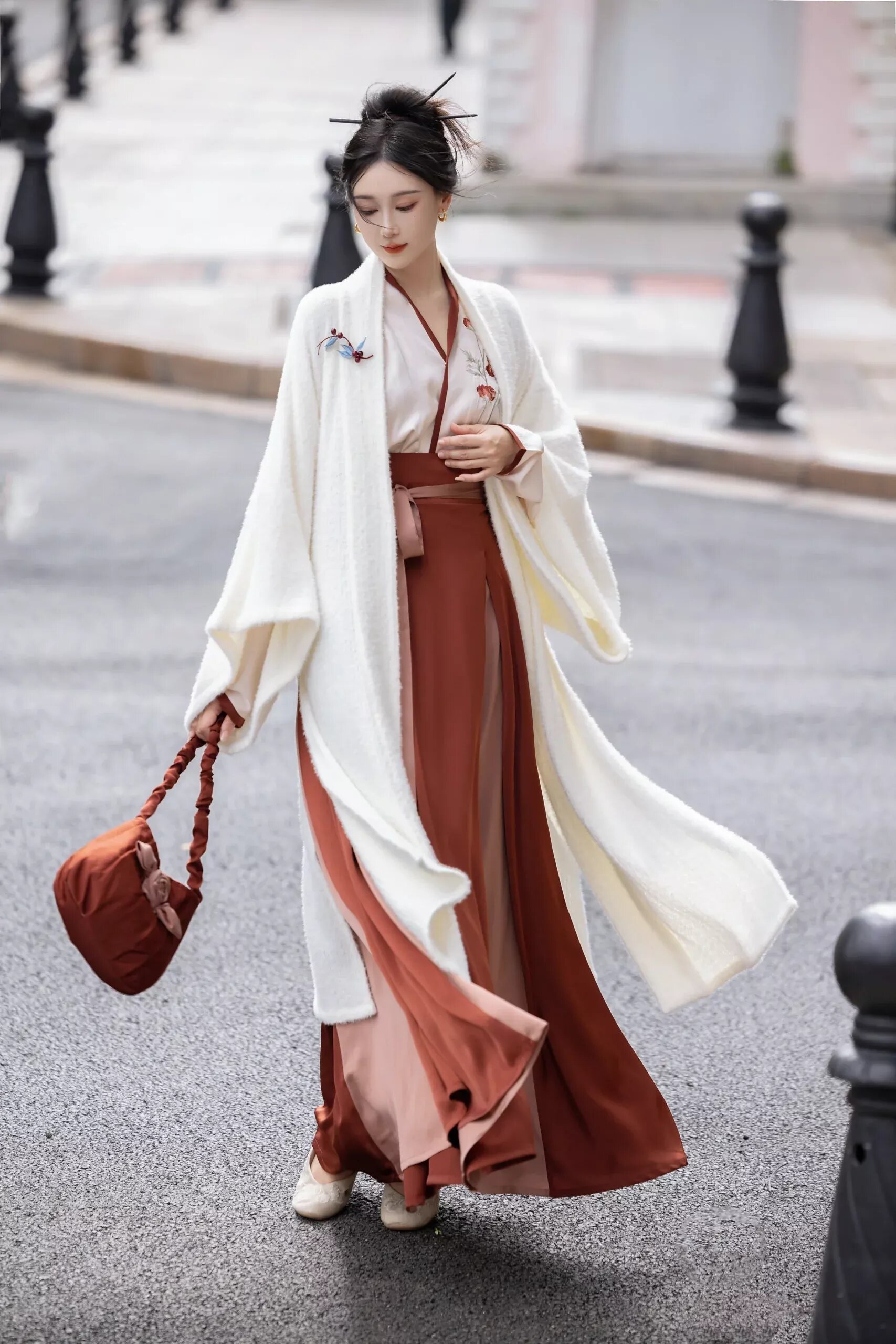 Unfastened Boats:The Revival of Hanfu,Traditional Chinese Clothing Unfastened Boats:The Revival of Hanfu,Traditional Chinese Clothing