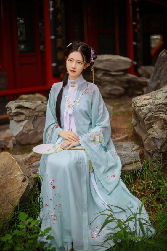 The Splendor of Hanfu and Jinjin Style in the Northern and Southern Dynasties