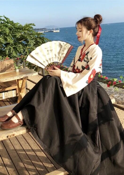 Leasing the Traditional Horseface Skirt in Shanghai:A Guide to the Fashionable Revival