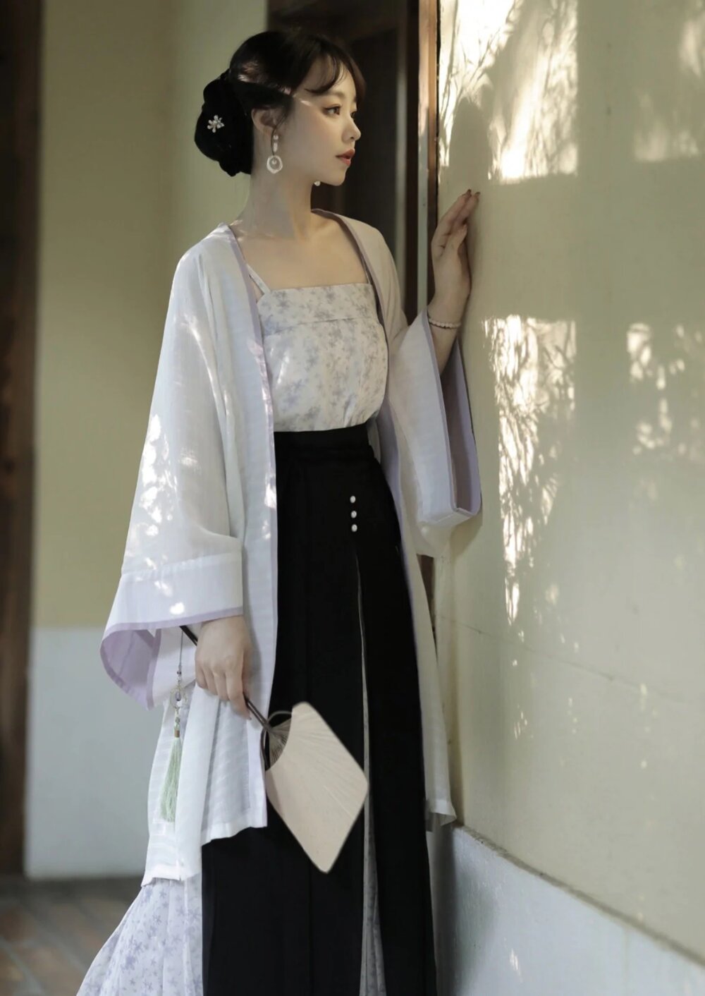 Embracing the Retro Glamour:The Qipao Style as Worn by the Pay Siblings