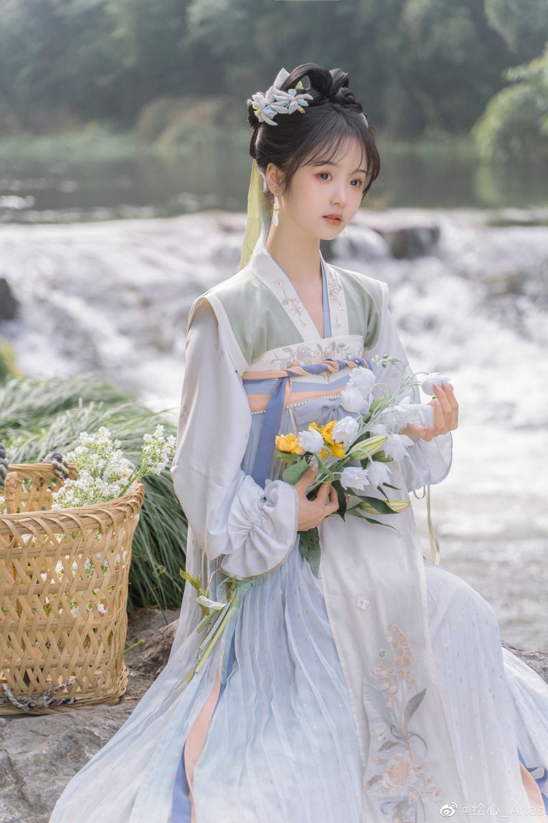 Embracing Modernity in Traditional Chinese Fashion:The Evolution of Qipao in Spring and Summer