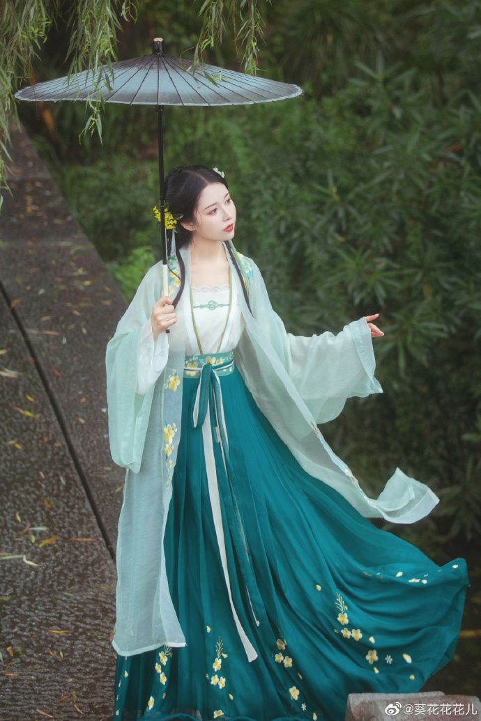 The Splendor of Purple Mandarins:A Journey into Traditional Chinese Hanfu Fashion