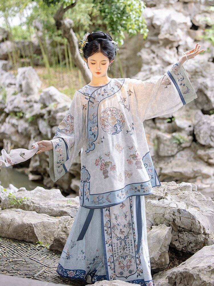 The Role of Ssong Dynasty Hanfu with Inner Straps:A Closer Look at the Traditional Chinese Attire