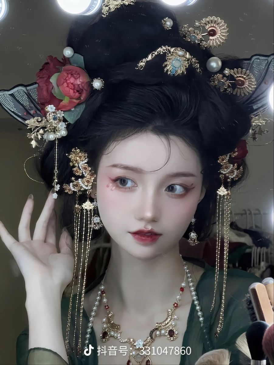 Summer in the Pool:The Enchantment of Hanfu for Children Summer in the Pool:The Enchantment of Hanfu for Children