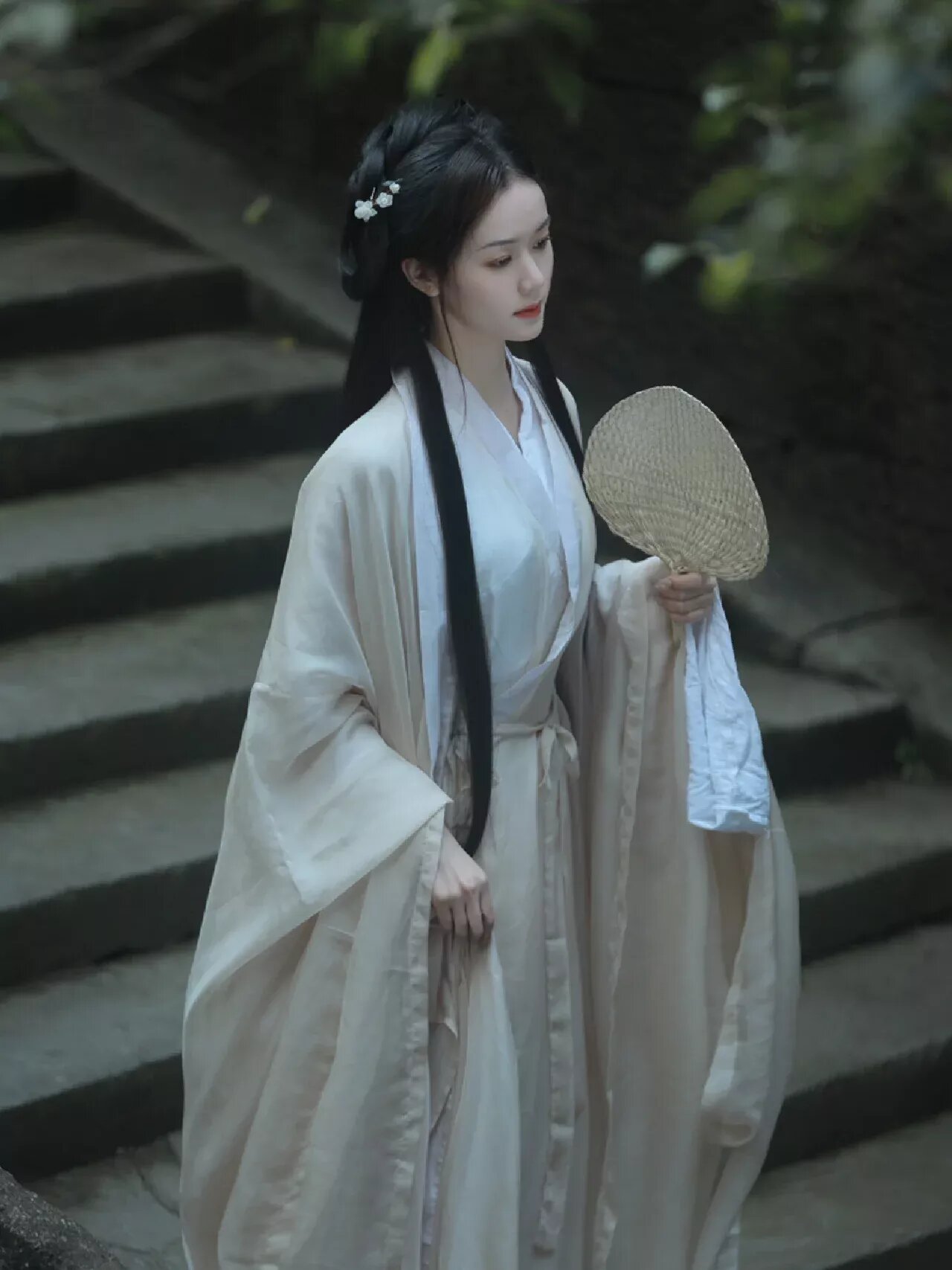 Maternal and Child Traditional Chinese Fashion:The Revival of Hanfu Costumes in Mother-Child Attire