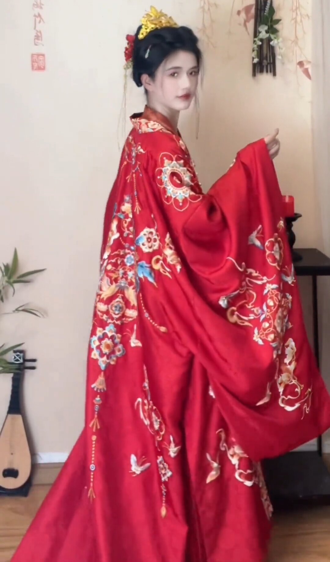 The Elegance of a Tang-Style Hanfu Woman