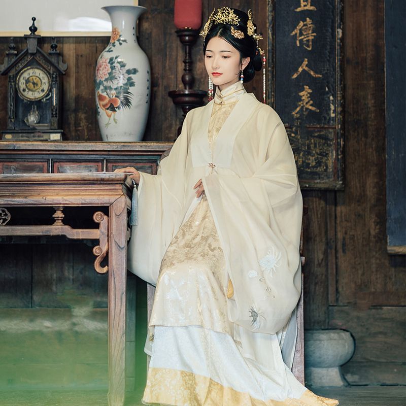 Splendid Splendor:The Revival of Hanfu,the Traditional Chinese Clothing at Hua Shang Jiu Zhou